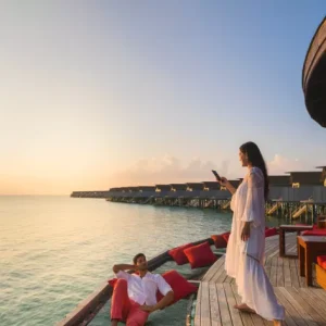 ห้องอาหารและบาร์ริมทะเลของ Centara Ras Fushi Resort & Spa Maldives
